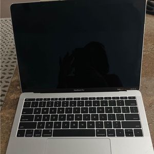 MacBook Pro 13" Laptop - Intel Core
¡5 2.3GHz - 8GB Memory - 256GB SSD 2017.